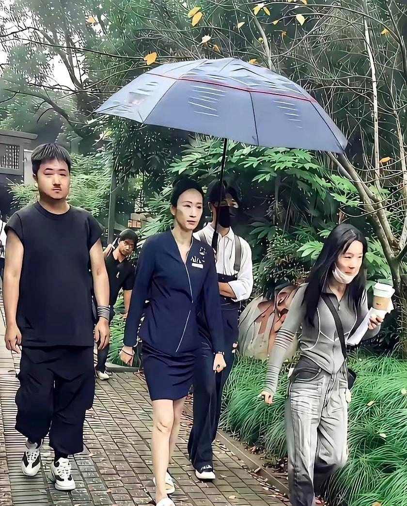 童瑶拍戏有人撑伞这事又把她推上了热搜。这事连带着助理端奶茶的细节，引发了她是