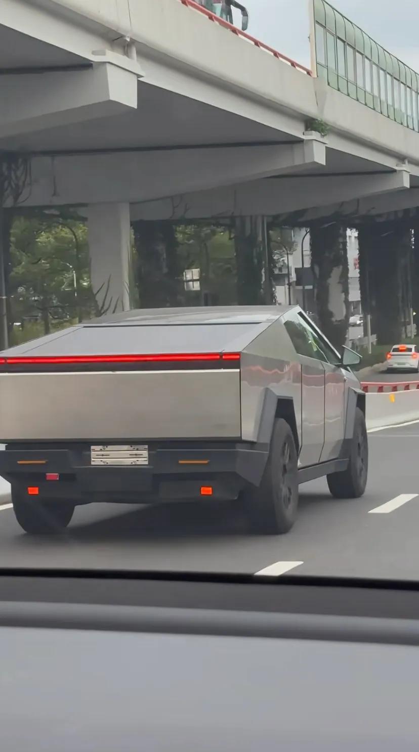 特斯拉赛博皮卡可以上高架啦？[？？？]城市观察员