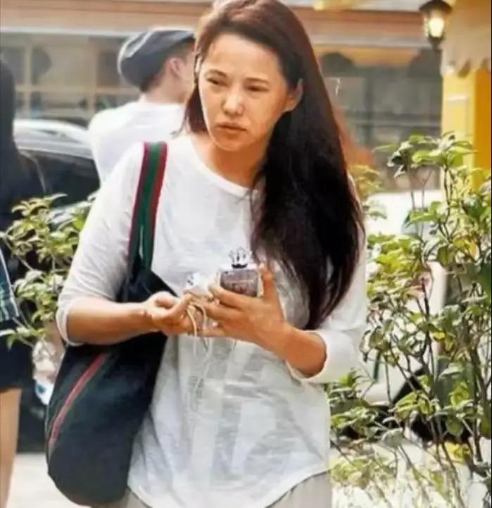 网友批判57岁的伊能静腰圆膀粗，9岁女儿米粒手机不离手。平心而论，伊能静这样的