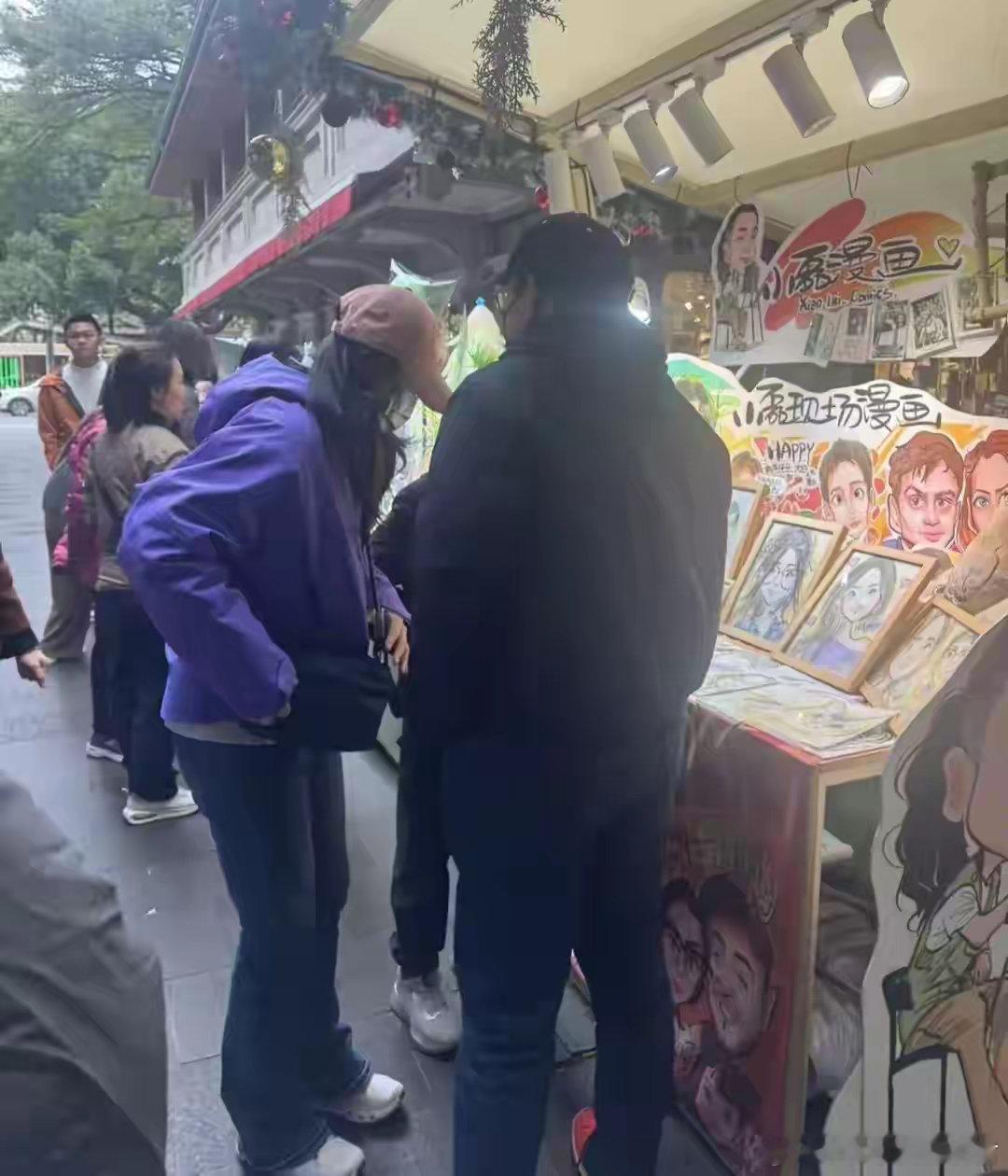 郭晶晶一家5口去朱玲玲商场，逛祖庙看舞狮画漫画，霍震霆没陪同