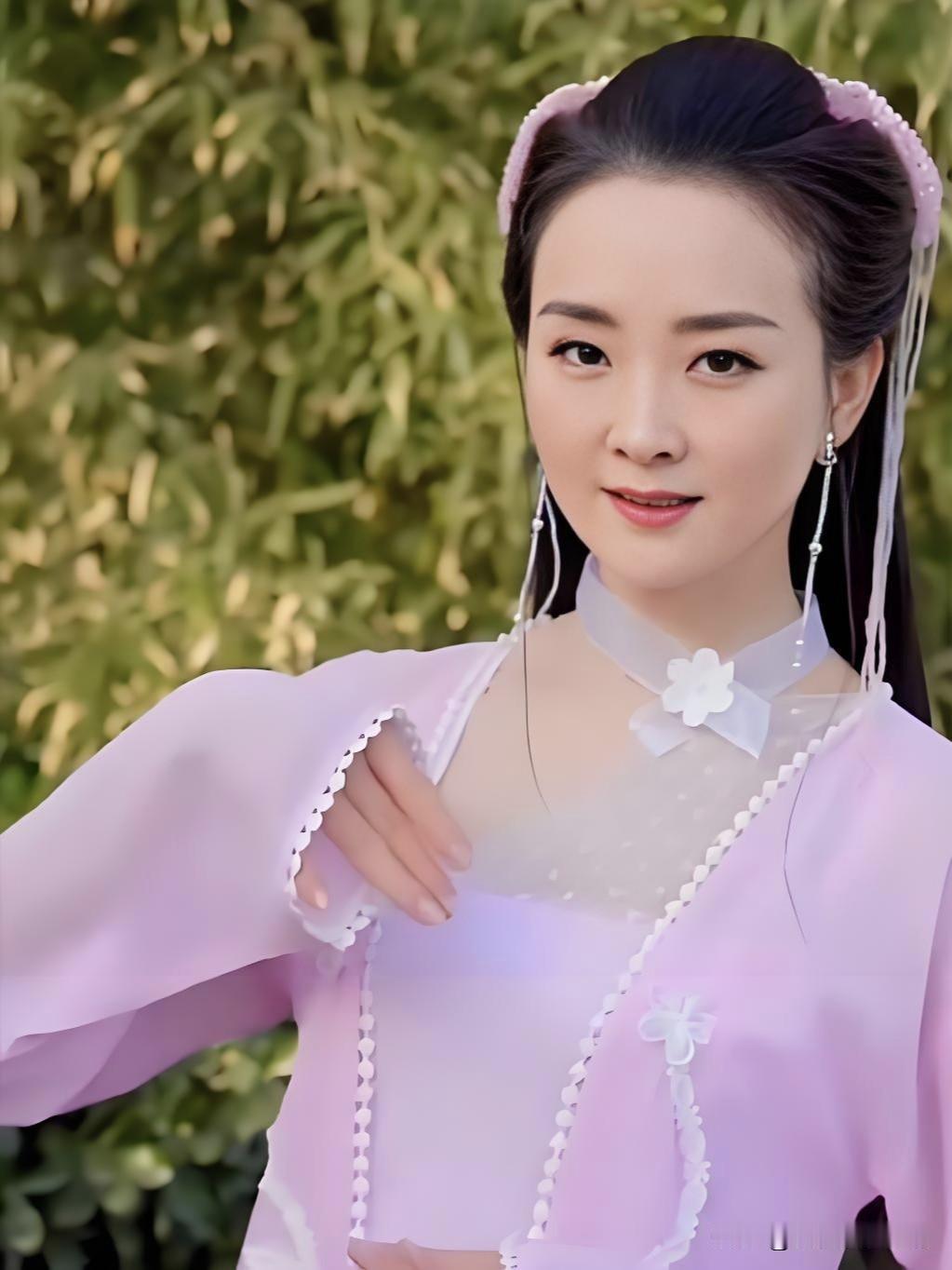 王艳曾是温婉惊艳的“晴格格”，半生历经豪门浮沉与岁月洗礼。如今她从容复出，褪去繁