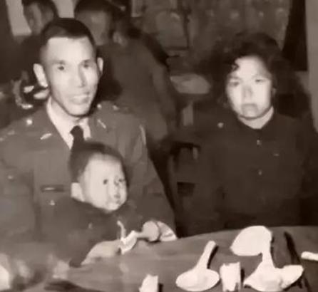 1979年，一位台湾老兵背着妻儿，悄悄给大陆的原配寄钱补贴家用，谁知，大陆的原配
