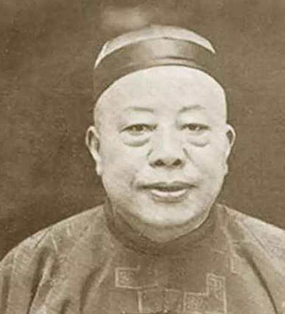那天，喝醉的黄金荣抓过来一个乞丐就盘问：“上海滩三大亨，你最佩服谁？”乞丐脱口而