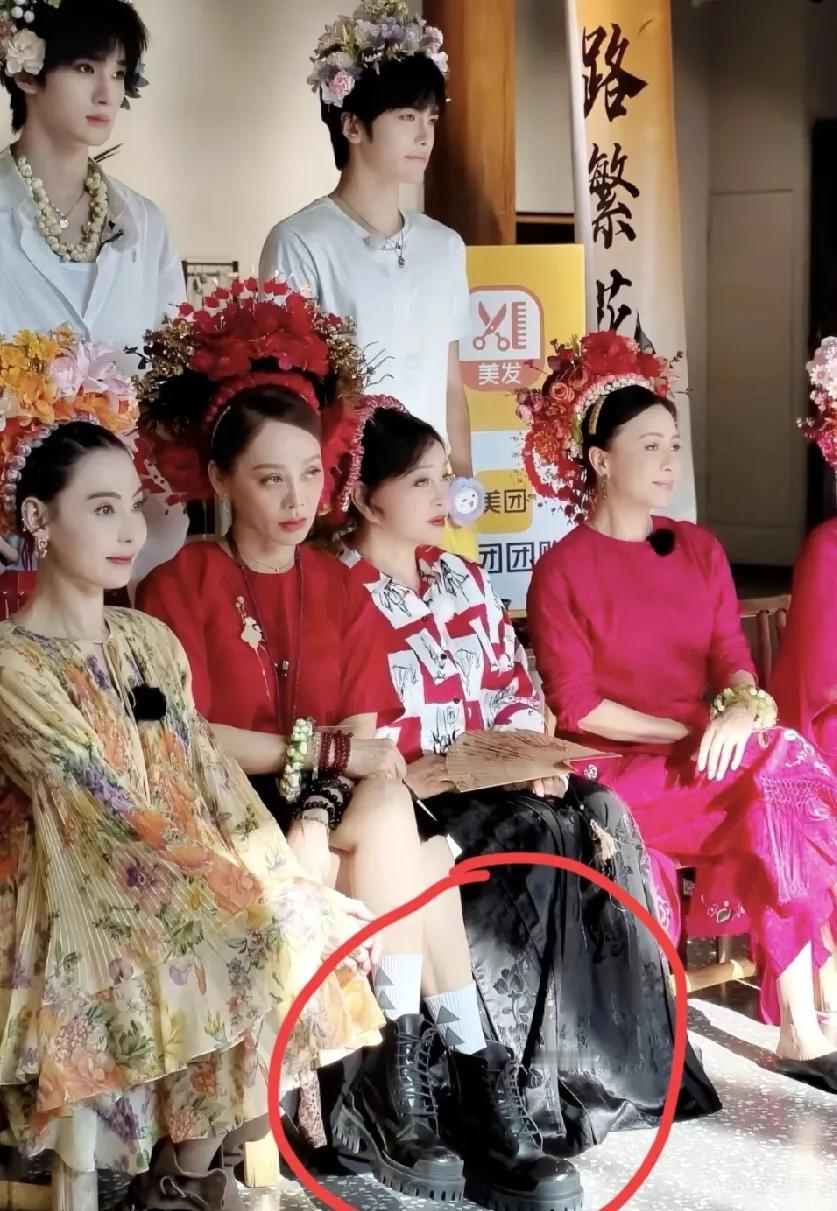 拜托了，请不要再给宁静穿这种大头猪头鞋了好不好，这样又重又黑的马丁鞋，超级大号无