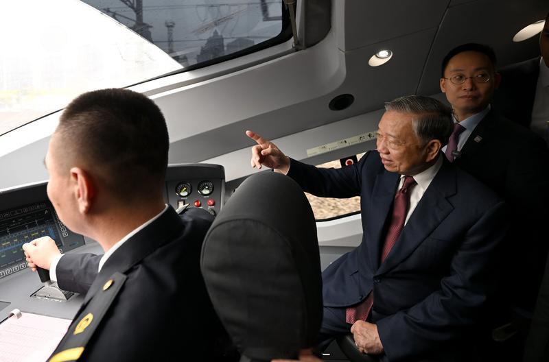 乘坐高铁到达南宁途中，苏林参观高铁驾驶室。当列车缓缓停靠石家庄站，苏林起身前往高