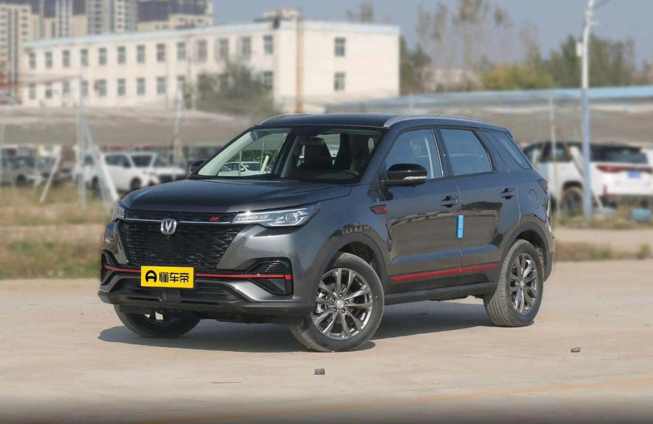 上周陪媳妇儿去超市，看到一辆二手CS55PLUS停在路边，车况看着挺新，价格7万