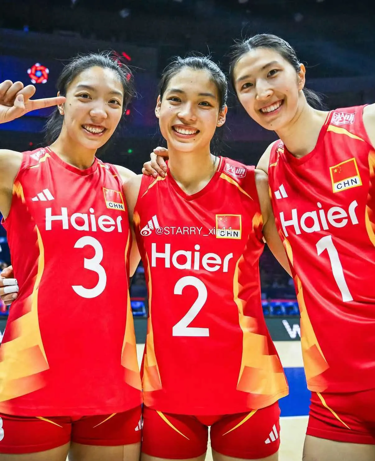 中国女排亚运夺冠，重获国人信任！球队凝聚力重新聚集！球员们即将解散...