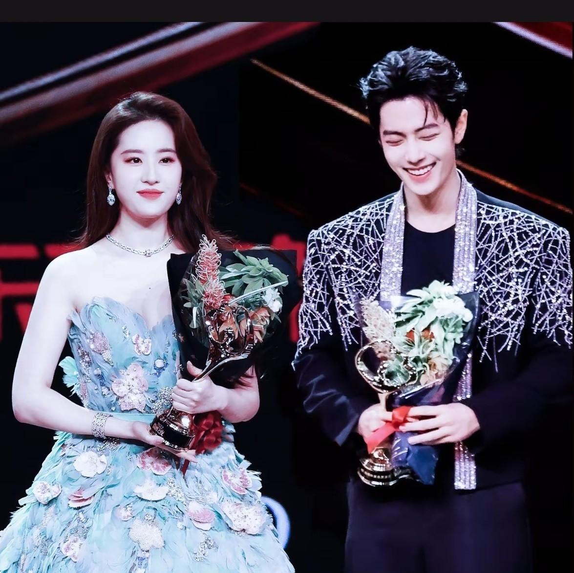 别再让两个顶流同台了，那是在烧钱。影视圈一个隐秘的玩法：顶流+顶流=双倍片酬和