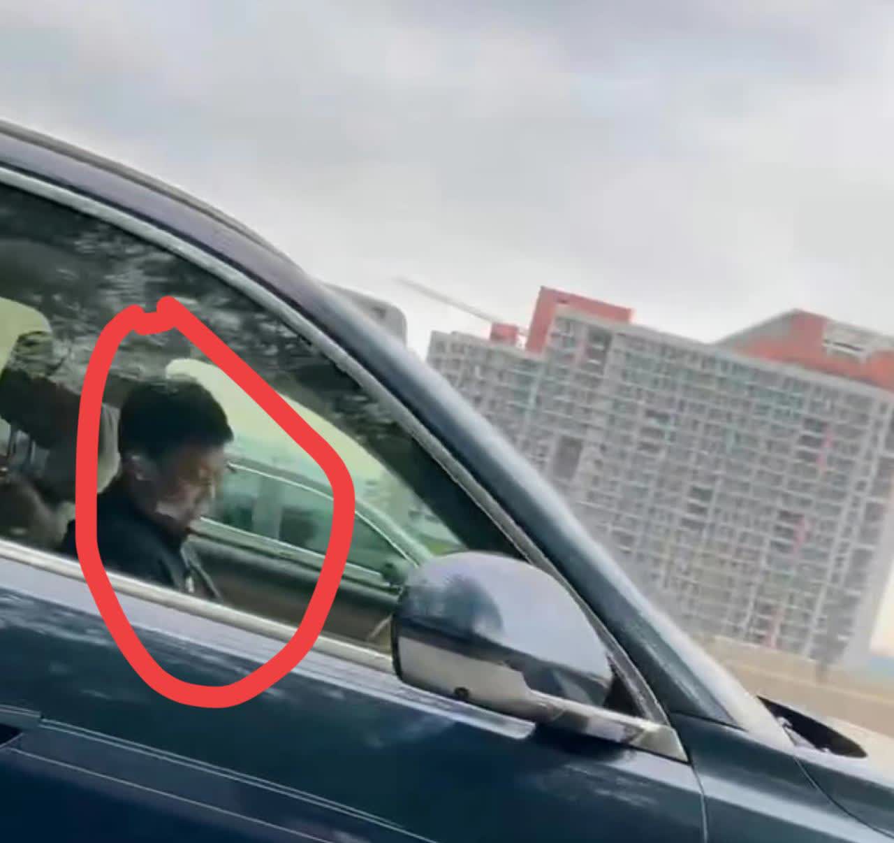 我怀疑过余承东是为了给华为做宣传自导自演也怀疑过他只是低头看手机但万万没