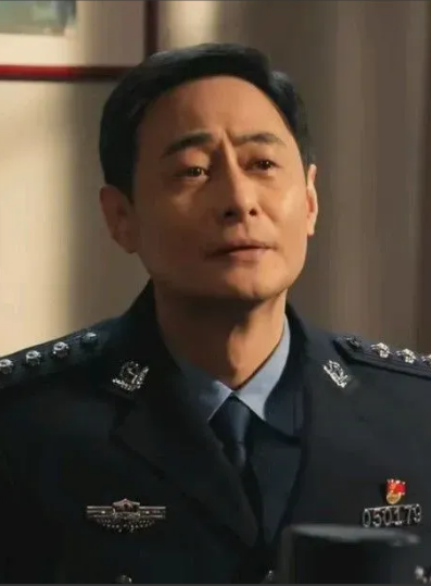 追剧《以法之名》孙强饰演的孙飞，平山开发区公安分局的副局长，表演过于脸谱化，