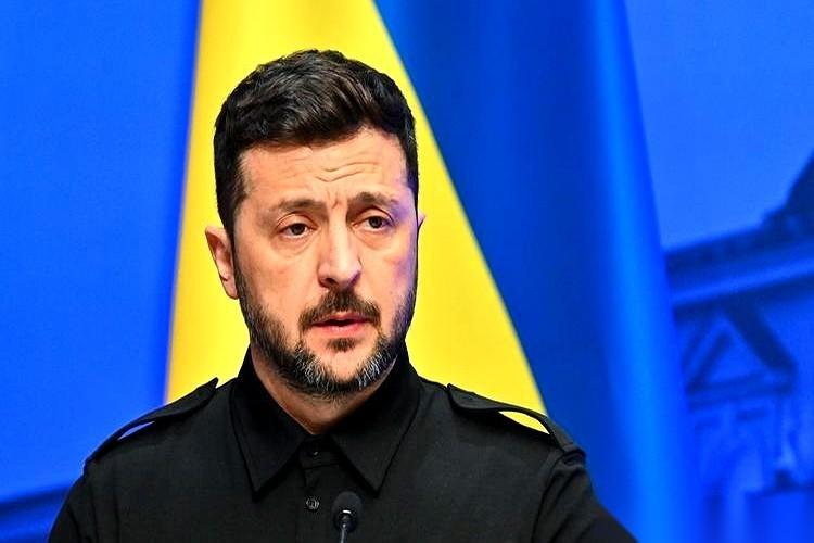 最要命的是什么？不是打输了。是那个给你递刀、拍着你肩膀说“哥们儿加油”的人，从