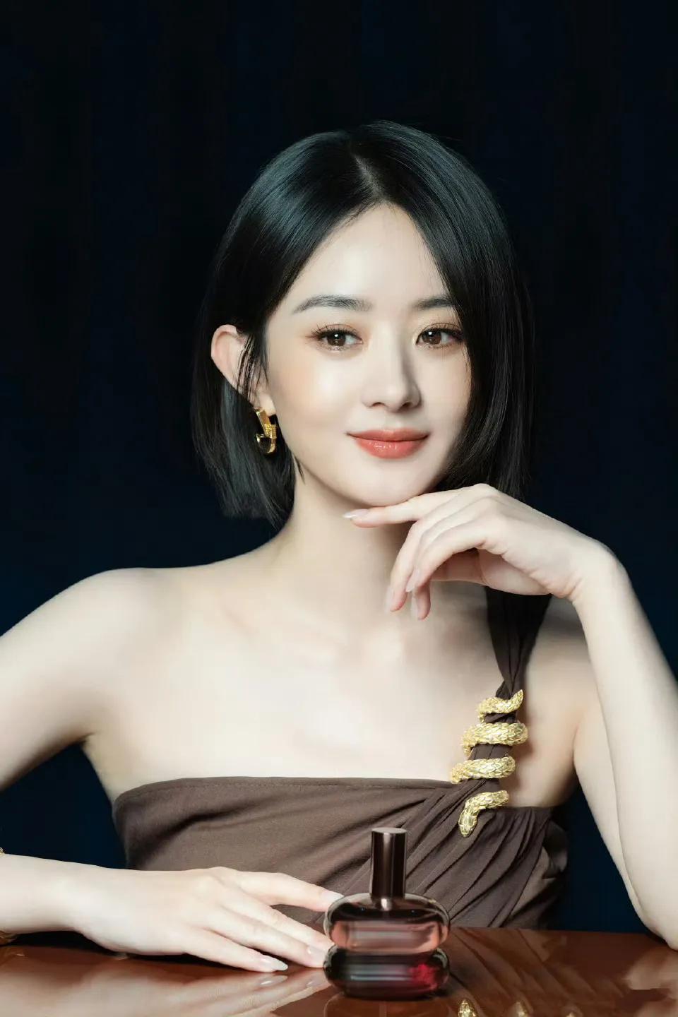 赵丽颖金蛇单肩裙惊艳亮相，期待《造城者》早日绽放近日，赵丽颖以一身金蛇单肩裙