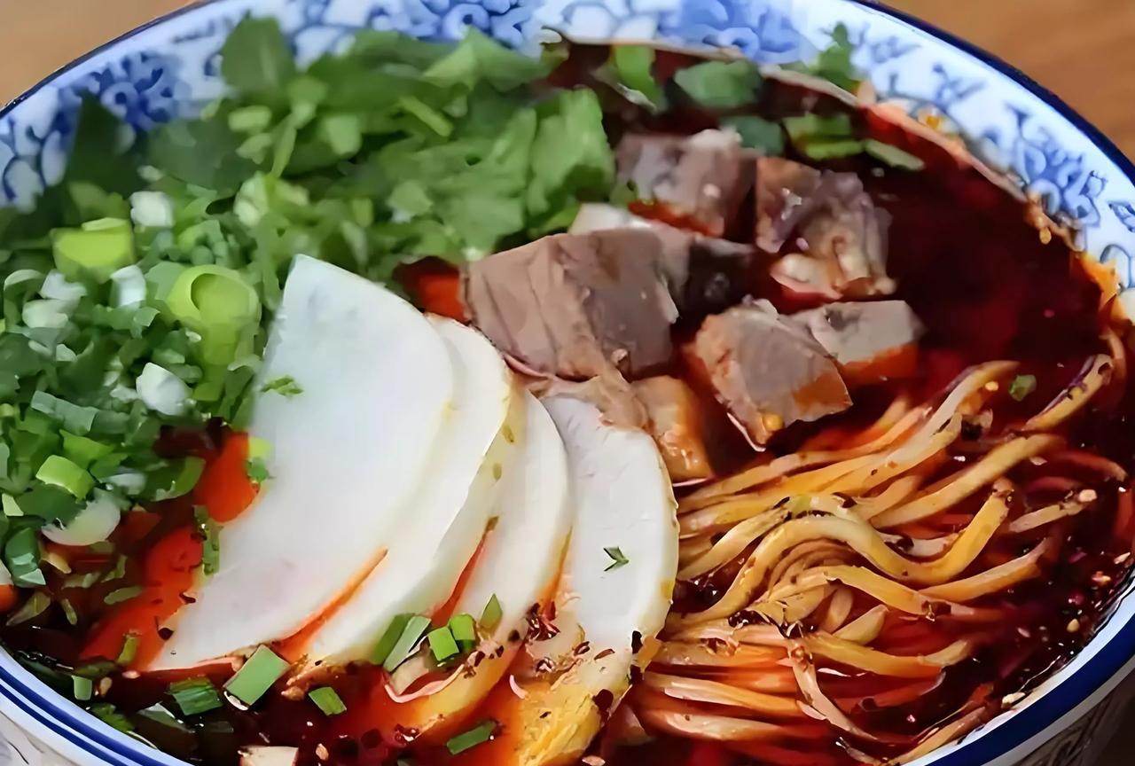 #兰州牛肉面算不算你心里的一道美食#兰州牛肉面，在老兰州人眼里那只是清晨里祛除