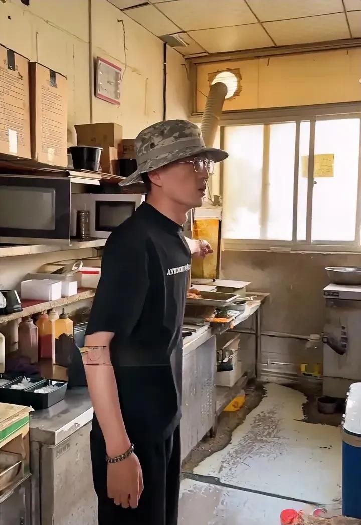 “狂飙兄弟”继续狂飙！近日，这位网络打假人再次行动，地点选在了洛阳一家外
