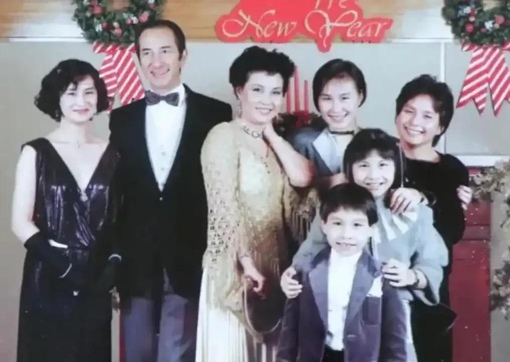 以前一直以为何超琼是凭实力成为赌王继承人的，但是看完整个赌王家族的新闻，才发现何