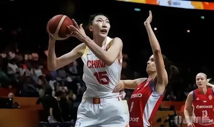 中国女篮大比分不敌法国，结果虽在预料之中，但比赛场面十分被动。不少球迷将问题归结