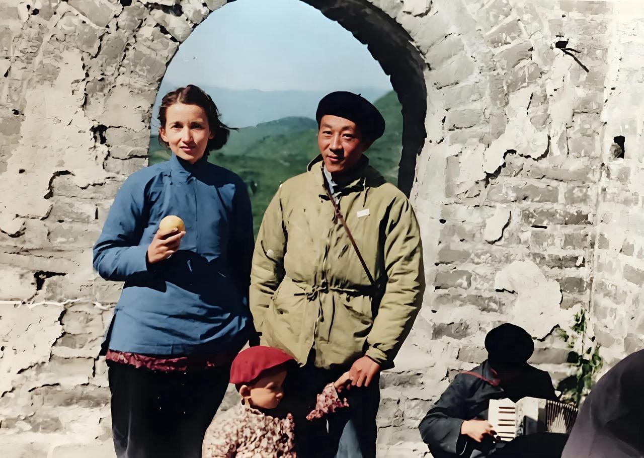 1959年的北京长城，黄昆（右）和他的夫人李爱扶（左，英国人）。黄昆是中国著名