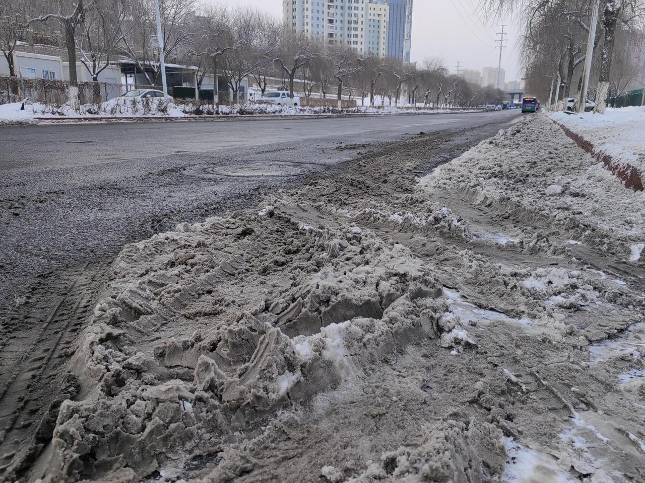 连续两夜的迎春小雪并未对乌鲁木齐的交通形成多大影响，但确实是整个城市道路大变了模