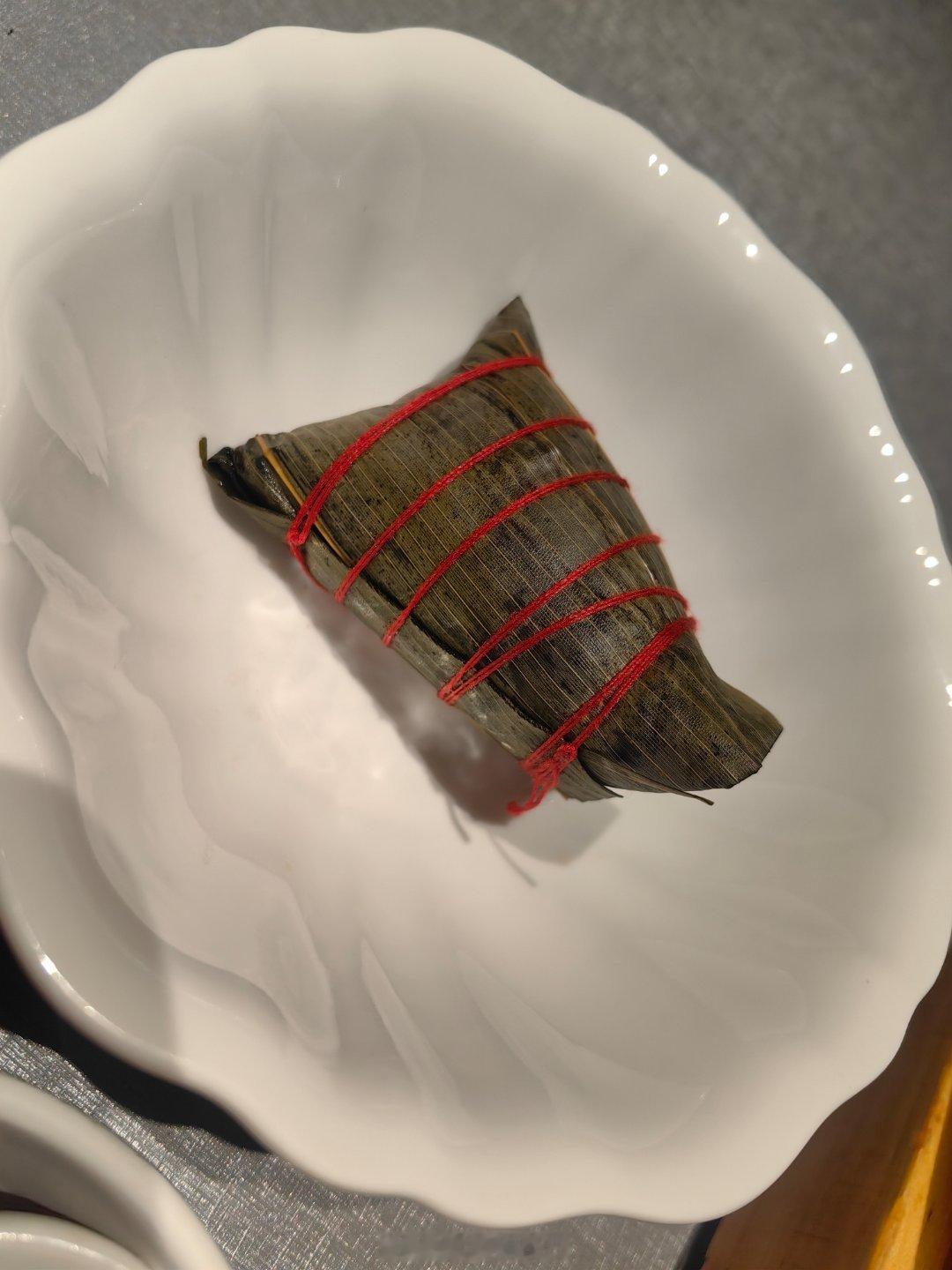 这家店的服务真好，还送了粽子。我行李多，还送我到电梯里。现在去机场。谢谢热情的山