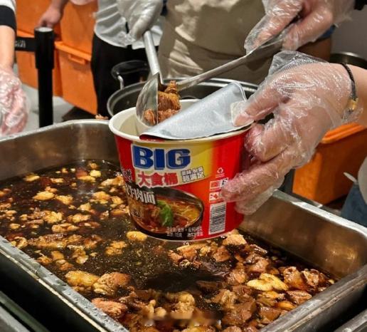 字节跳动100元餐标的免费三餐我的天原来康师傅红烧牛肉面是真的可以有牛肉的流口