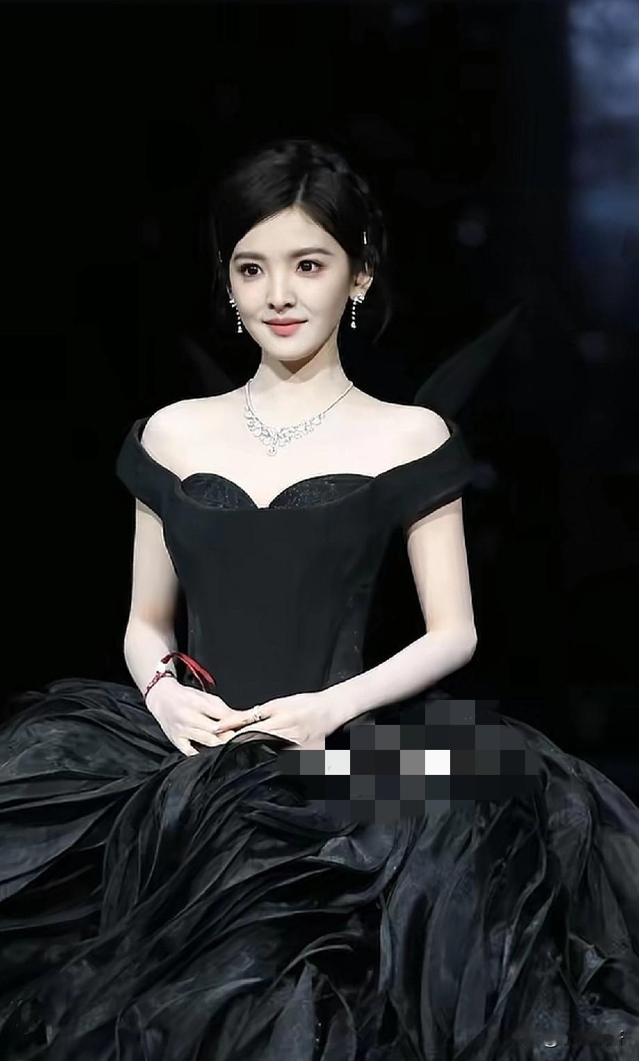章若楠太美了，简直黑天鹅人间体这一次的微博之夜每一个都好好看妆造主要是人！章若