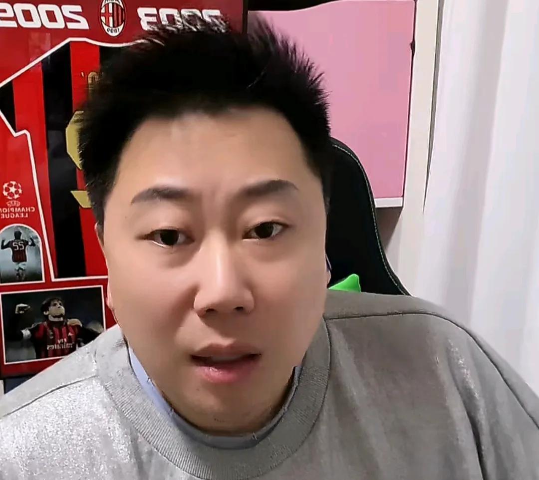 媒体人李宝库表示，大部分球迷对上海海港拿的中超冠军不服气。李宝库在直播时透露，