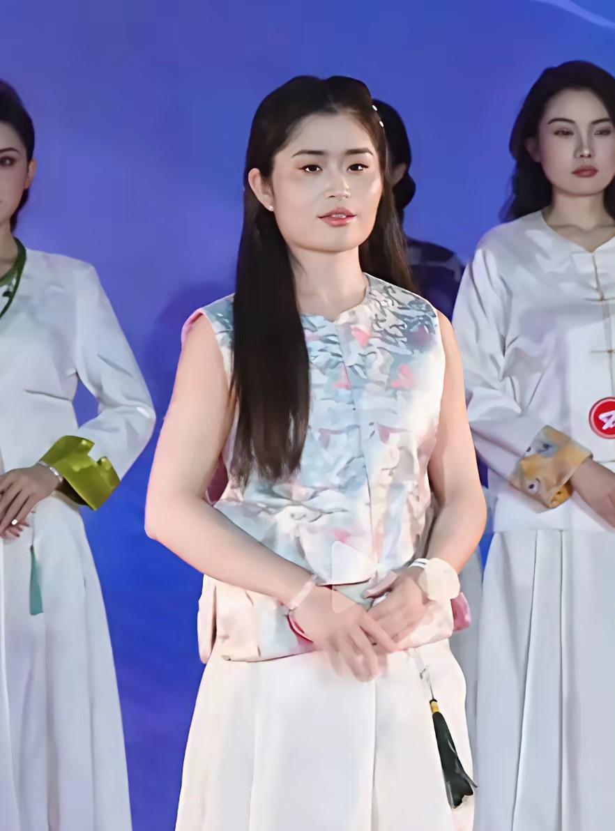 难道说这就是，现代版的“皇帝的新装”吗？看了全球华人小姐辽宁赛区的冠军，我彻底
