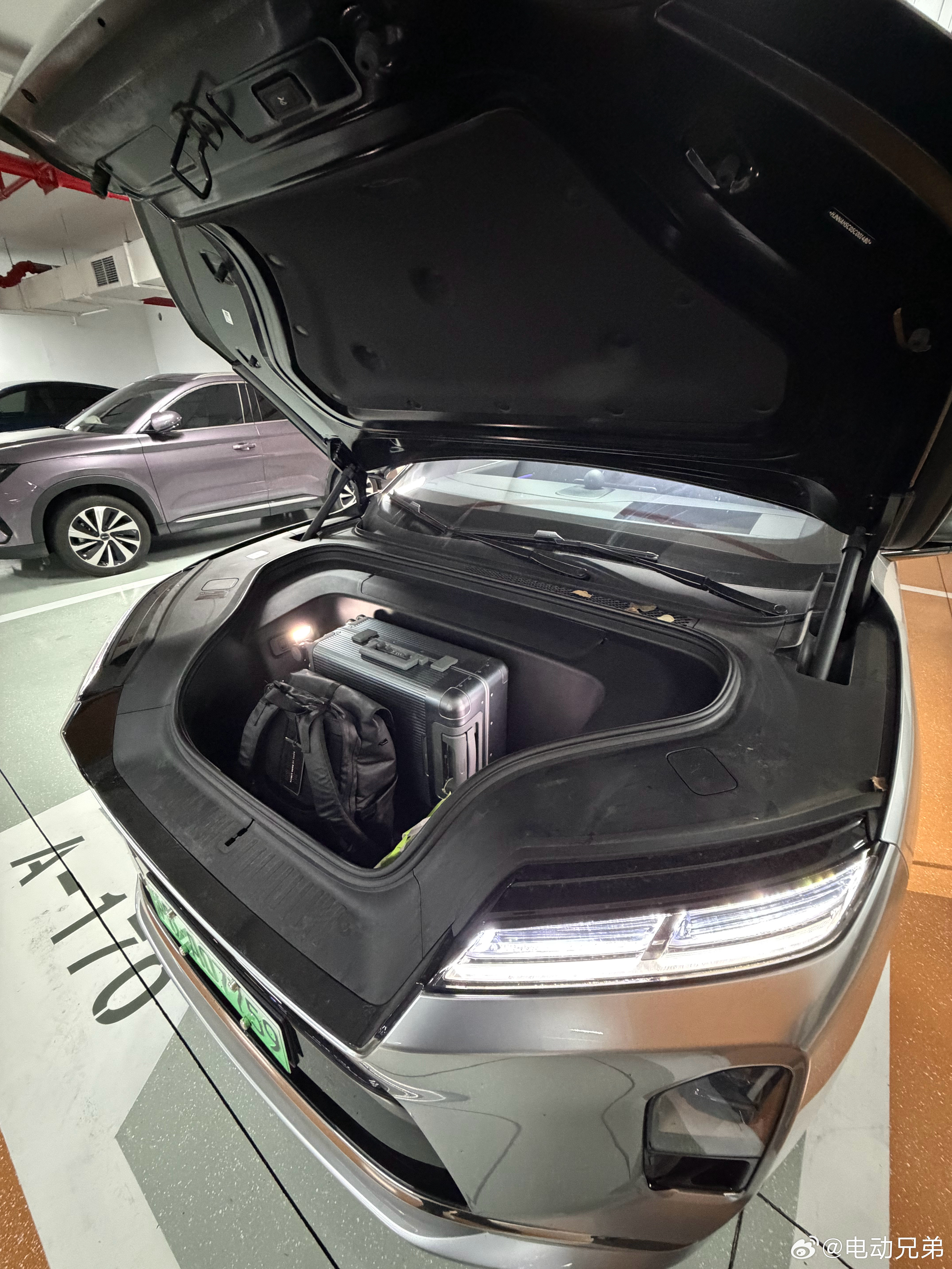 刚刚出差回来，爱车在远处等我，放好行李，继续握紧方向盘，要好好开车。电动兄弟有限