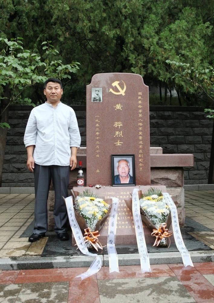 1943年，一位八路军司令员正在开会，手枪队长却突然掏枪闯入，造成包括司令员在内