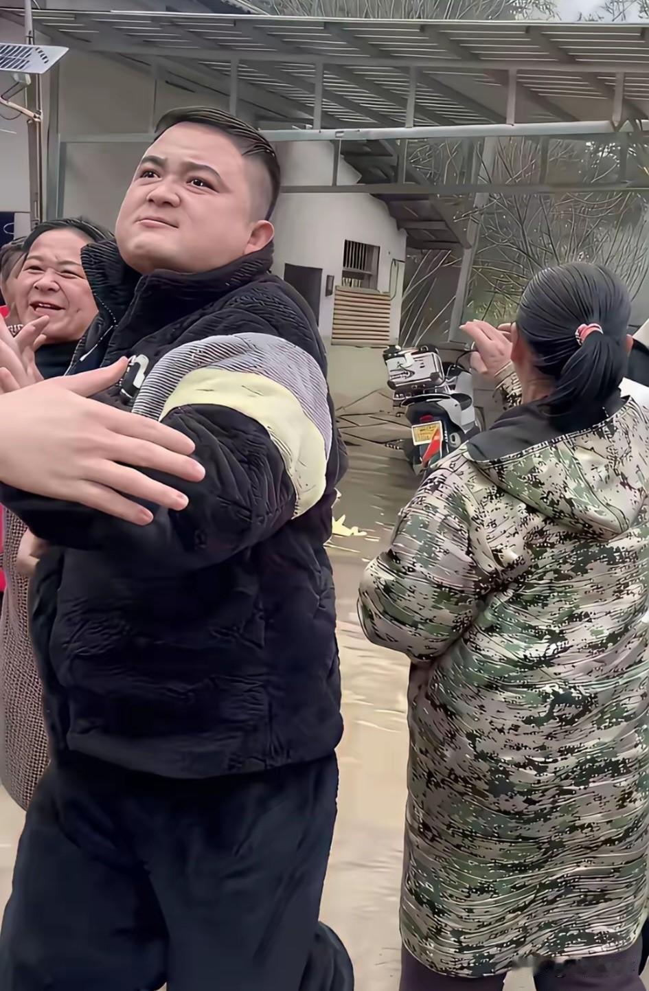 株洲杀猪宴这事火了，村里那个小伙子更是出圈！他没拿镰刀，却攥紧拳头一脸要动手