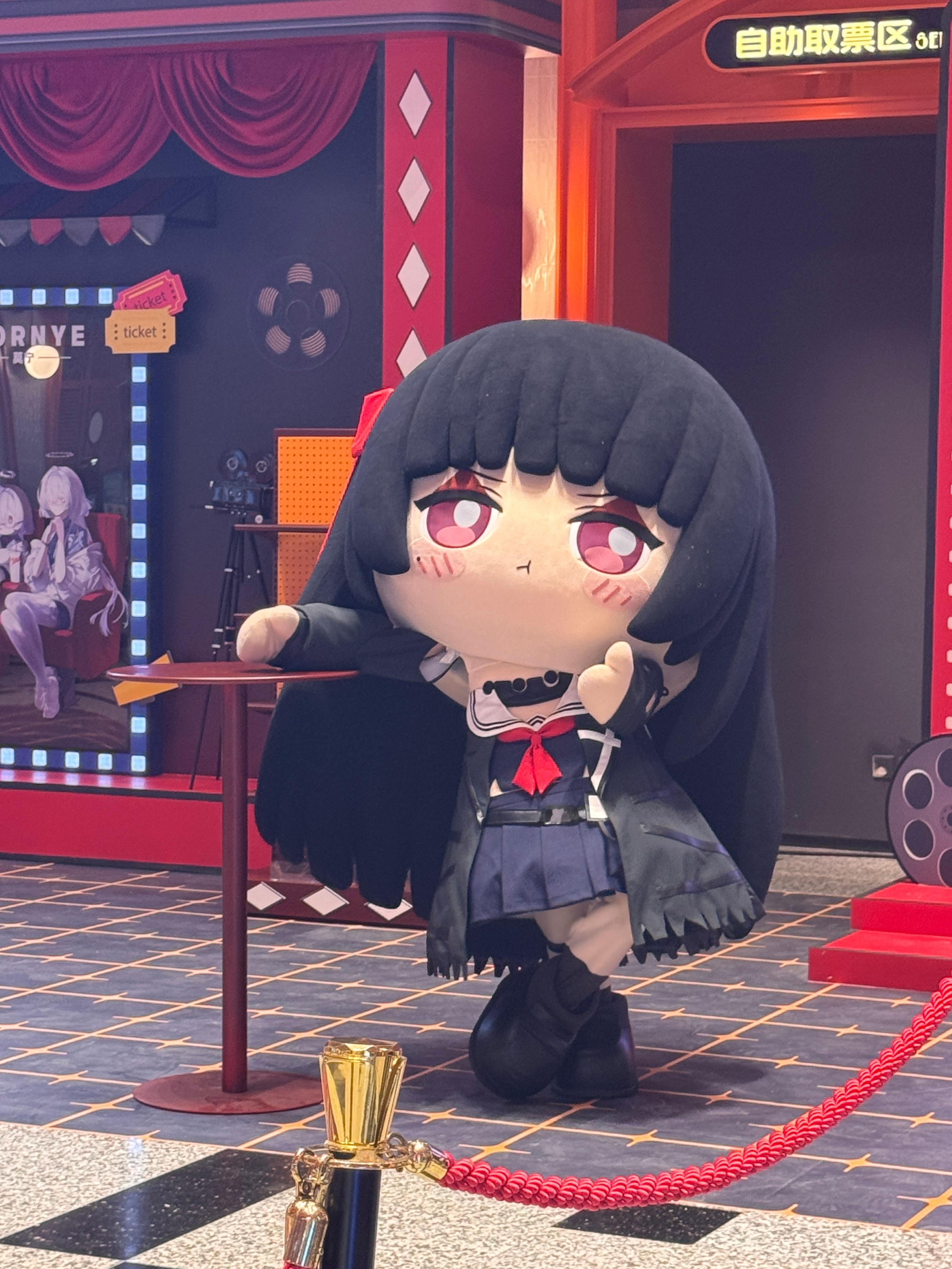 人偶打工也火力全开了人偶的隐藏技能是跳舞吧！看到它跟着节奏全力舞动，丝滑程度堪比