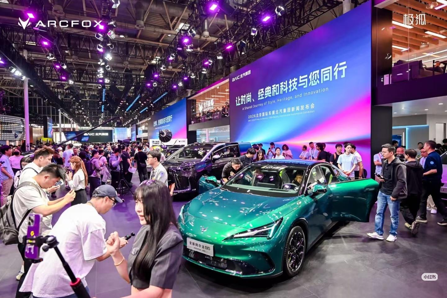 2026北京车展极狐展台看什么？极狐S5中型纯电/增程轿跑，9.98万-16.