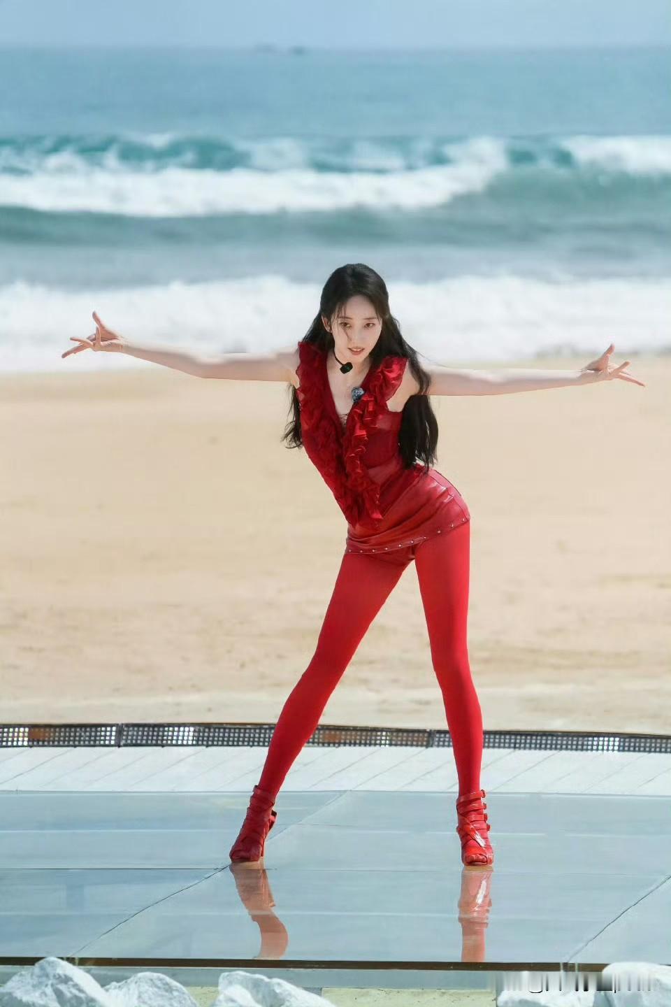 哇，蒋梦婕这身全红造型也太绝了吧！简直是行走的人间红玫瑰！🌹冷白皮配正红色