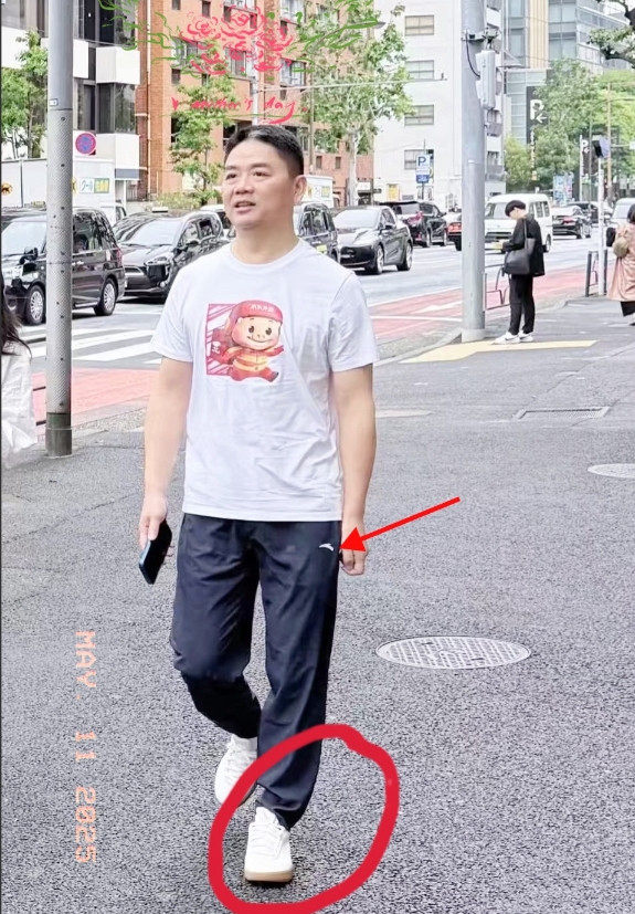 李宁这会儿估计得在床上辗转反侧，捶着枕头直呼“想不通”！要搁往常，大佬们穿啥品牌