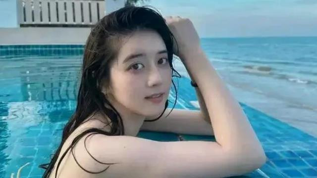 辱骂中国人女演员背景被扒,干爹身份不简单,网友:彻底封杀