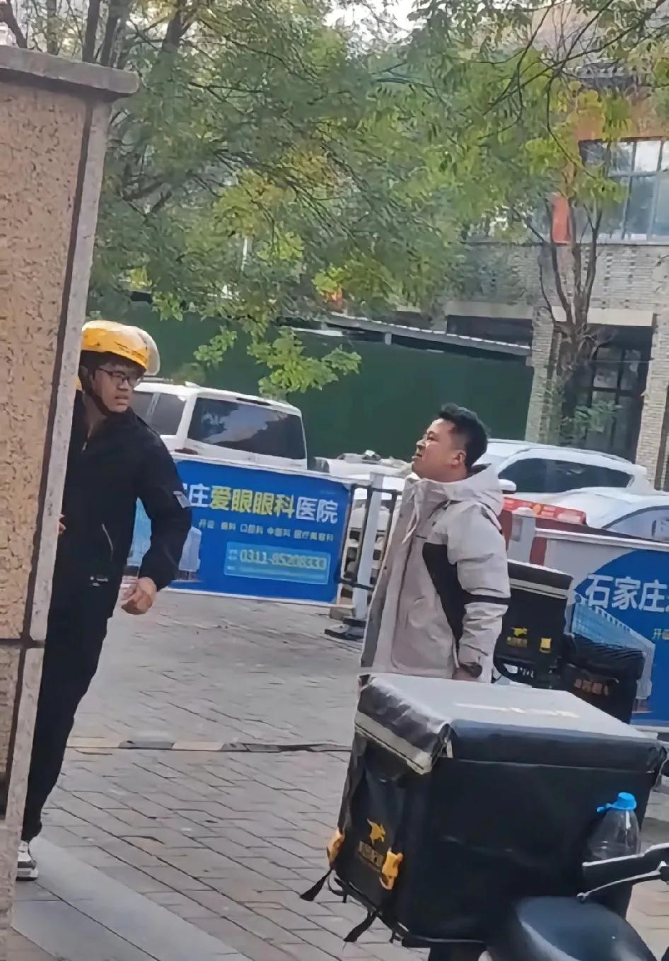 石家庄外卖小哥，你那么年轻被这样的两个人毁了真不值！站长和副站长两人都拎不清，