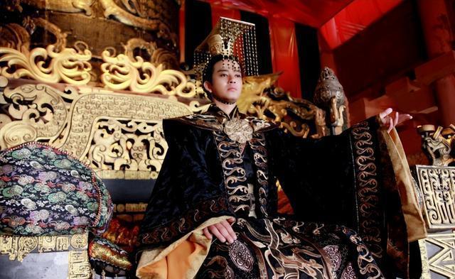 中国历史上四百余位帝王，功过纷纭，唯四人堪称“千古一帝”。当秦始皇的战车碾过