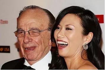 1999年6月，67岁的默多克为了迎娶邓文迪，与第二任妻子安娜离婚，分得17亿美