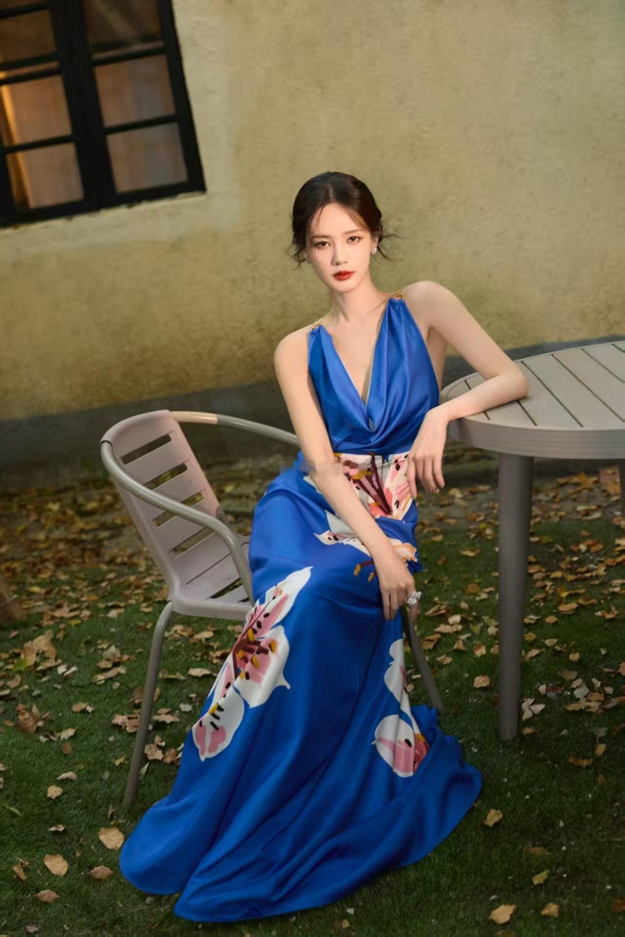 李一桐蓝色露背裙李一桐身着蓝色露背裙，每一步都散发着优雅与性感的气息，真的太绝
