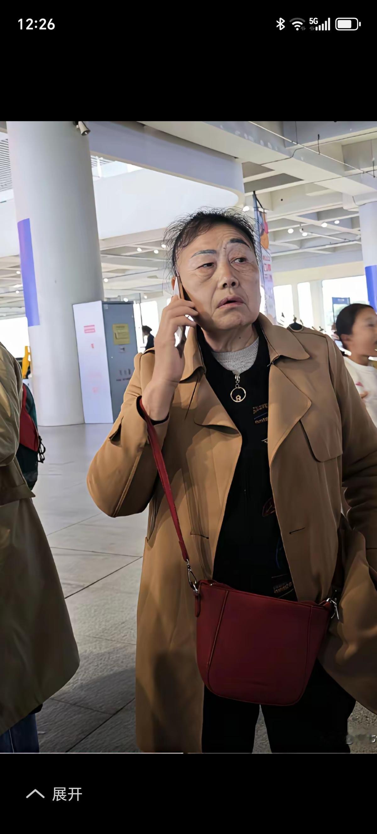 大姐这眉毛谁都不服谁！网友调侃：“一个在三亚过冬，一个在东北避暑！”“”一