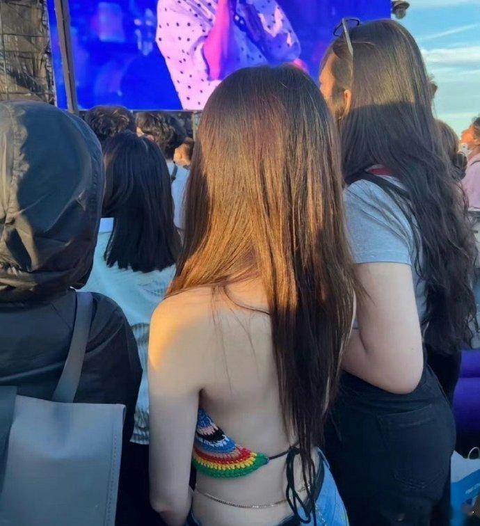 为什么古装剧里穿着肚兜看着很正常，而现实中穿起来就感觉不得体呢