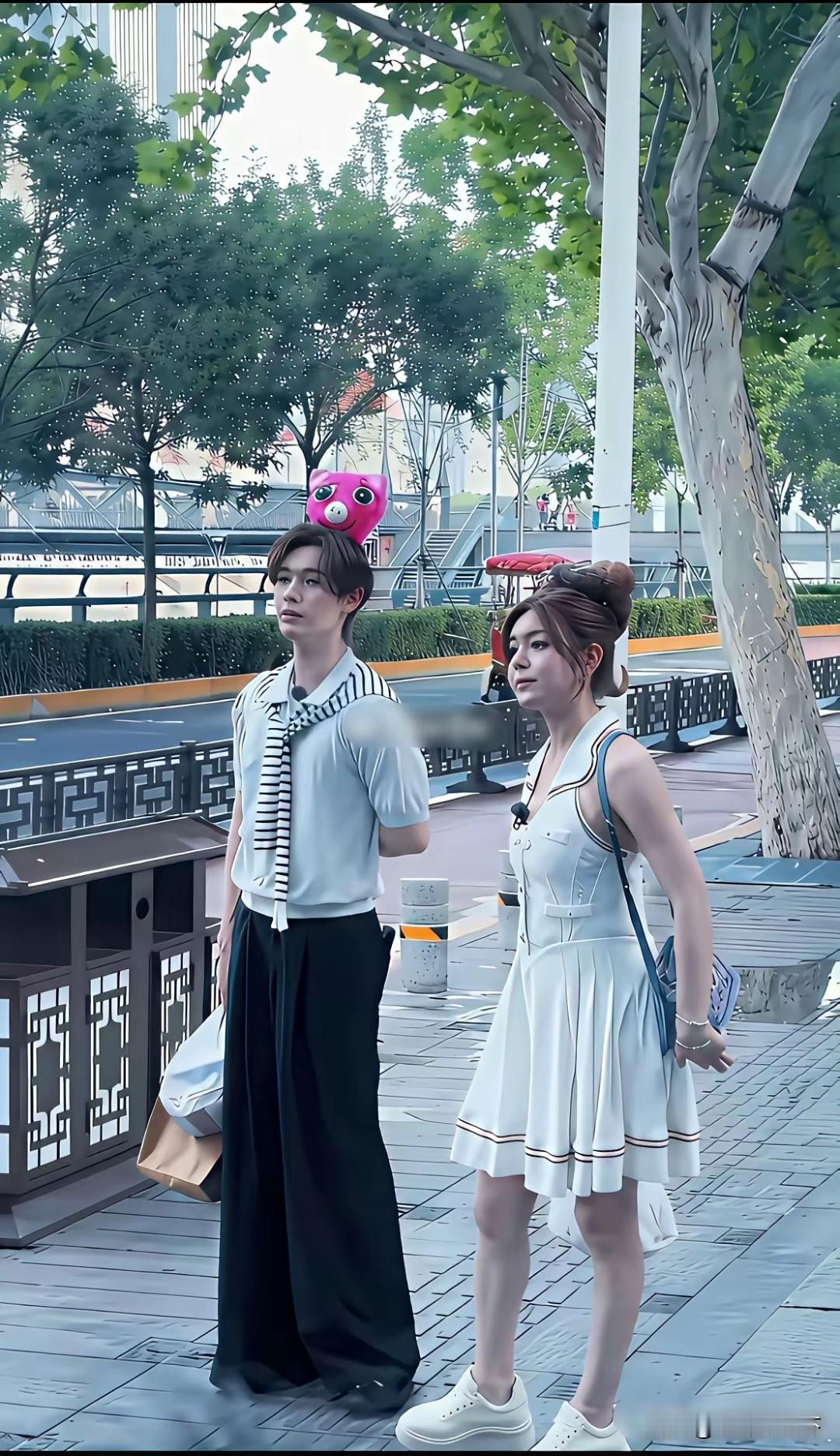 如果不是认识他们的人，估计还会以为这是两个女生吧？[捂脸哭][捂脸哭][捂脸哭][捂脸