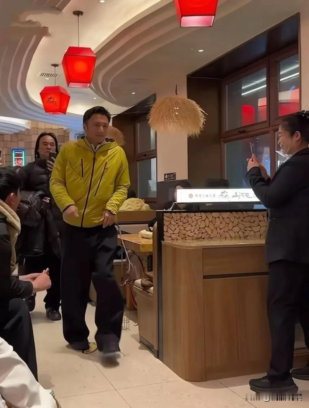 谢霆锋现身哈尔滨一餐厅吃铁锅炖，穿着黄色保暖裤衣黑色长裤，发际线像极了妈妈，肤色