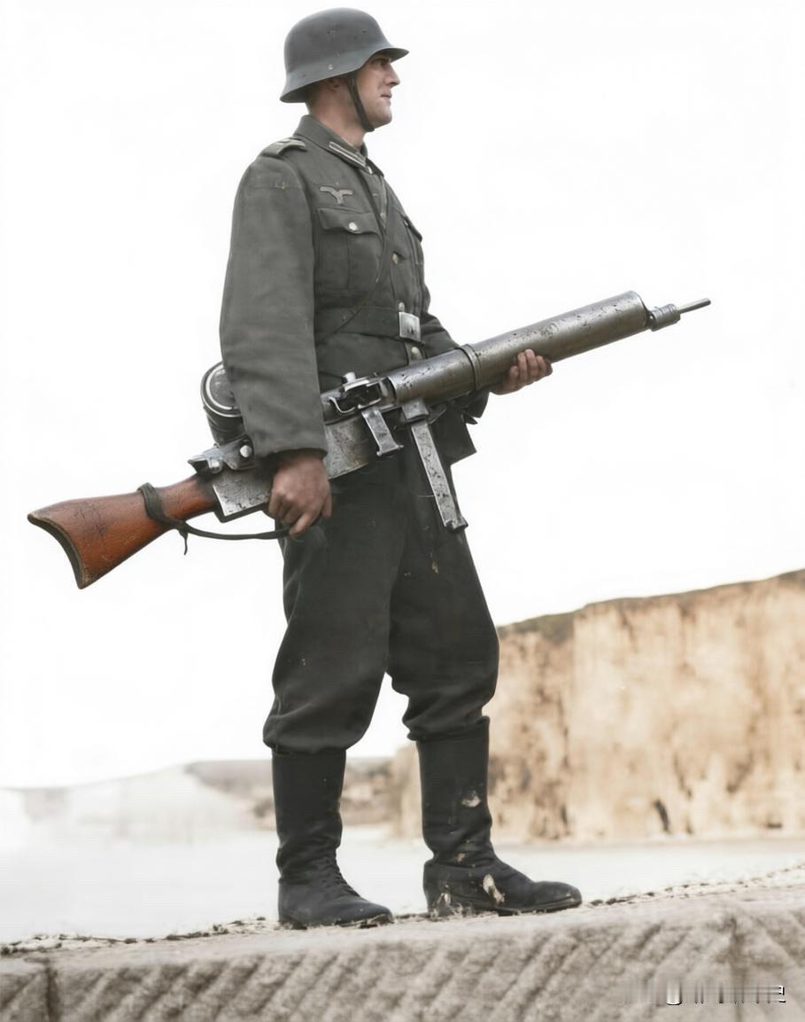 1943-1944年，法国迪耶普附近的“大西洋壁垒”，一名手持一战时期MG08