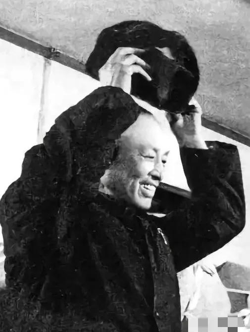 1975年，周养浩被特赦，重获自由后，国家允许他去任何地方，周养浩提出：“我想