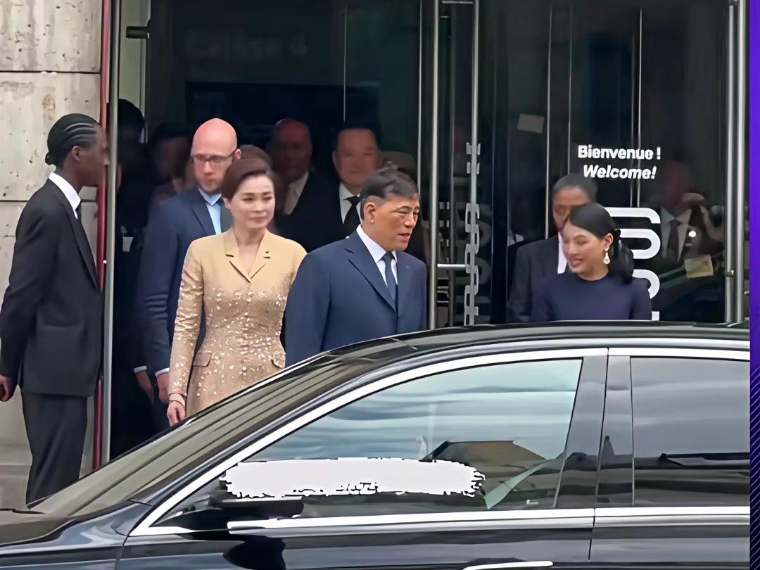 这一场“较量”，苏提达赢了！法国之行的苏提达，因为有了思梵蕊，似乎这行程变得格