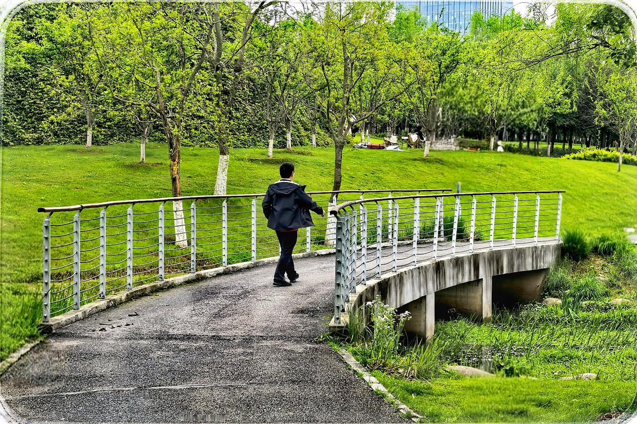 光谷西苑公园的春之韵在武汉高新开发区的一角，光谷西苑公园似诗画轻摇。于户外，把