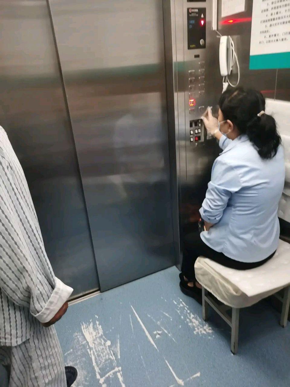各个医院的电梯为何要养一个开电梯的？昨天去医院看望病号。发现每部电梯都有专人