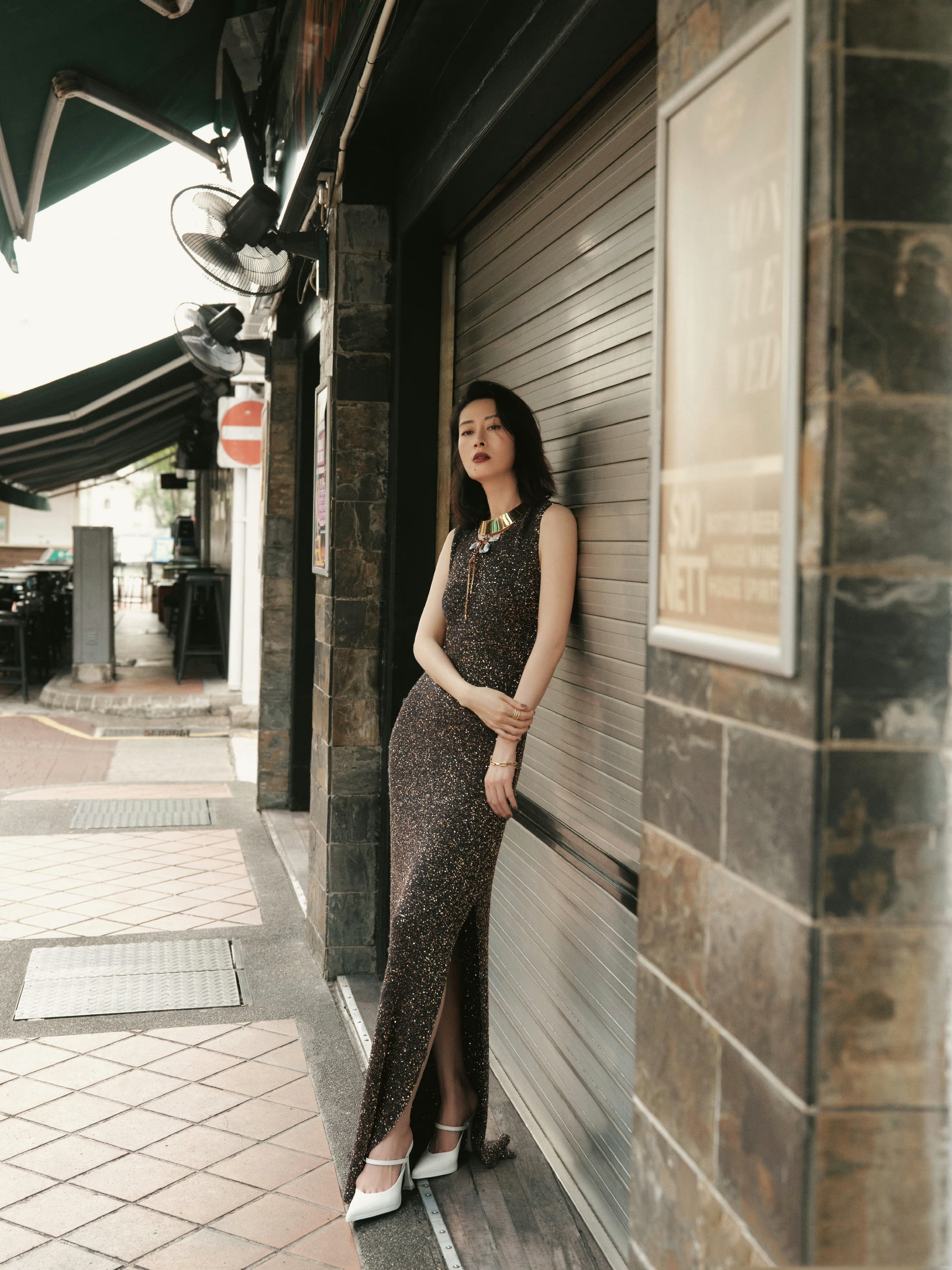 刘敏涛，一袭暗色亮片纱裙，成熟韵味满满。刘敏涛