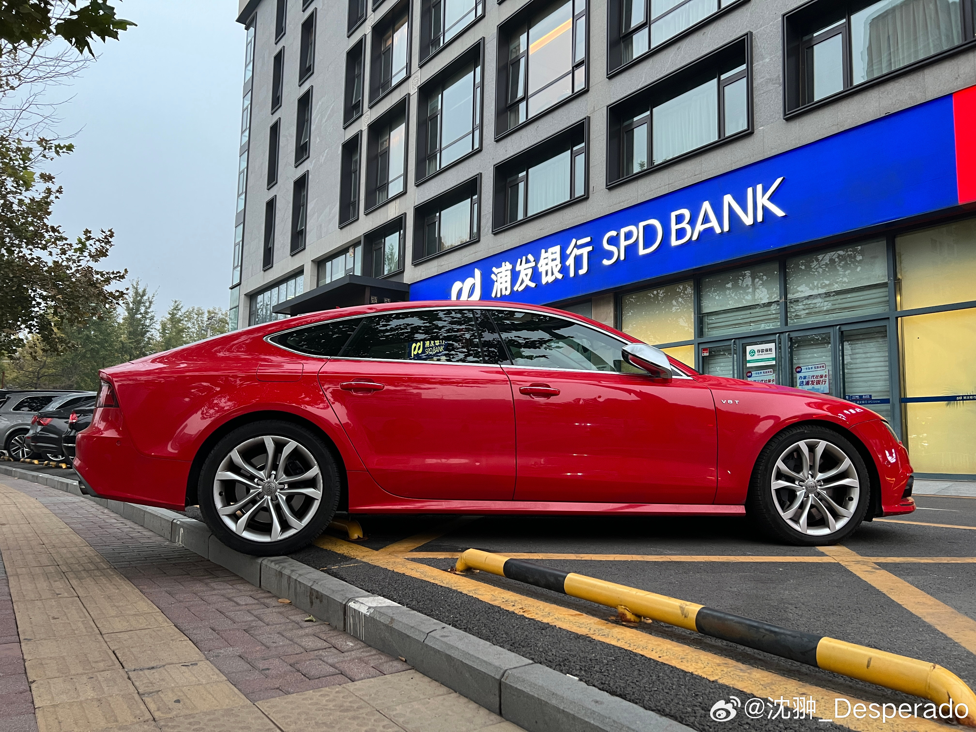 兄弟你车停的太让人难受了，我真想找俩人给你抬回去。[裂开]​​​